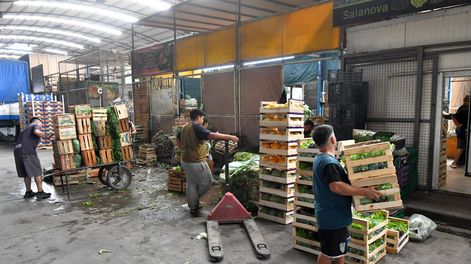 Las frutas y verduras están a precios accesibles en los mercados cooperativos, pero las ventas no repuntan. Foto: Daniel Caballero / Los Andes