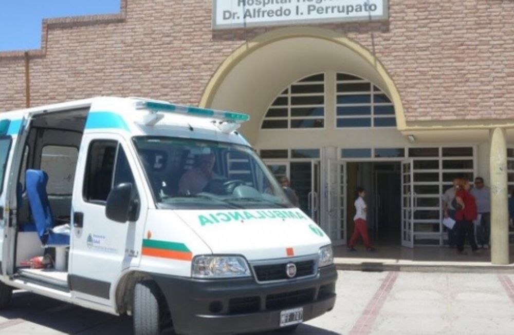 La joven solicitó ayuda a los compañeros y docentes que llamaron a la policía denunciando el caso y luego la trasladaron al hospital Perrupato, donde fue asistida por los médicos.