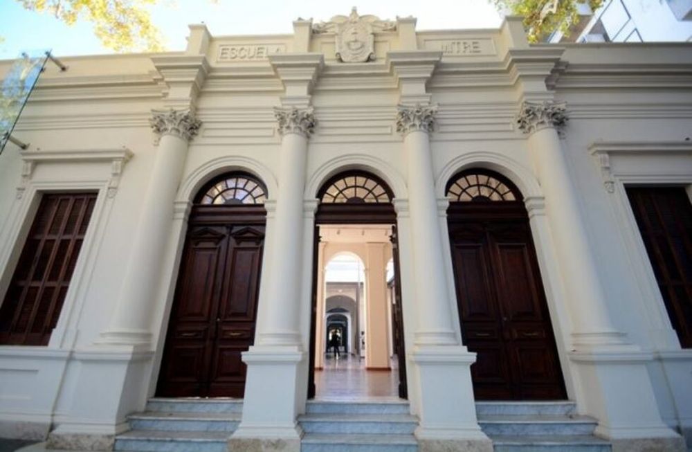Estado actual de la fachada del edificio de la ex escuela Mitre en avenida San Martín después  de la puesta en valor de 2015 debido a los daños que generó el terremoto de 1985.