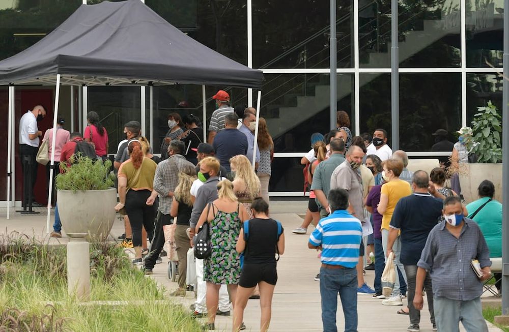 Hospital central. Ayer se concentró un número importante de personas para pedir turnos para prueba de PCR para viajar. Foto: Orlando Pelichotti / Los Andes