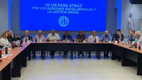 Los Andes | CGT. Encuentro sindical en la sede porteña de la Uocra, participaron Héctor Daer, Pablo Moyano, Carlos Acuña, Andrés Rodríguez, Gerardo Martínez, José Luis Lingeri y Sergio Palazzo. Foto: Prensa CGT