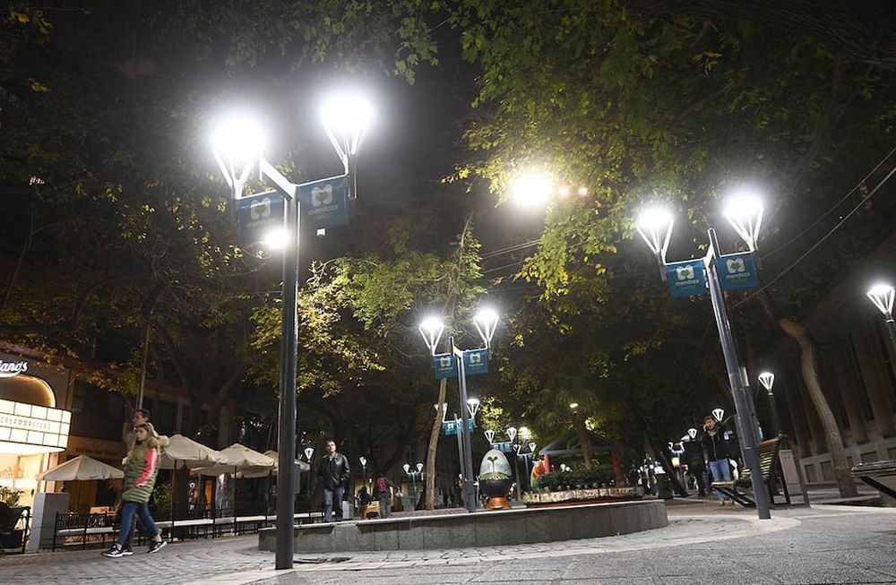 Varios departamentos tendrán un aumento extra del 1,5% en sus facturas por el alumbrado público. Foto: José Gutiérrez / Los Andes