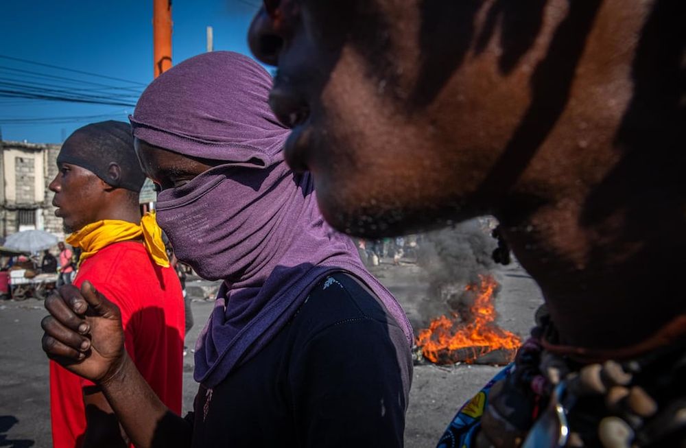 AME6383. PUERTO PRÍNCIPE (HAITÍ), 07/03/2024.- Manifestantes protestan para exigir la renuncia del primer ministro Ariel Henry este jueves en Puerto Príncipe (Haití). Varias decenas de personas salieron este jueves a las calles de Puerto Príncipe para exigir la renuncia del primer ministro, Ariel Henry, que se encuentra en Puerto Rico tras un fallido intento de volver a su país el martes. EFE/ Johnson Sabin