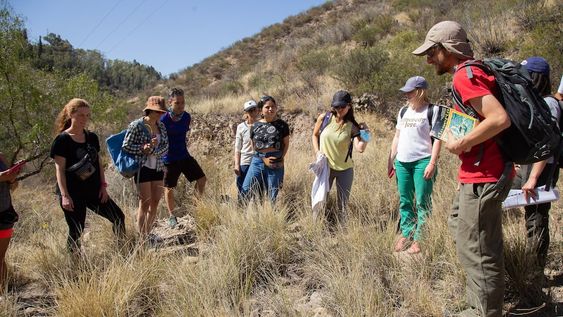 La Ciudad de Mendoza, Holcim Argentina y BAUM invitan a una jornada de forestación del piedemonte