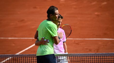 La zurda de Nadal volvió a ser determinante y Diego Schwartzman se despidió de Roland Garros. / AFP