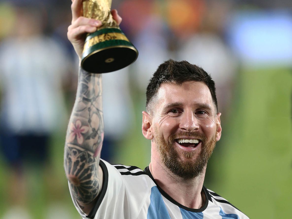 El momento eterno, Messi celebra con la Copa tras consagrarse campeón del mundo en Qatar 2022.