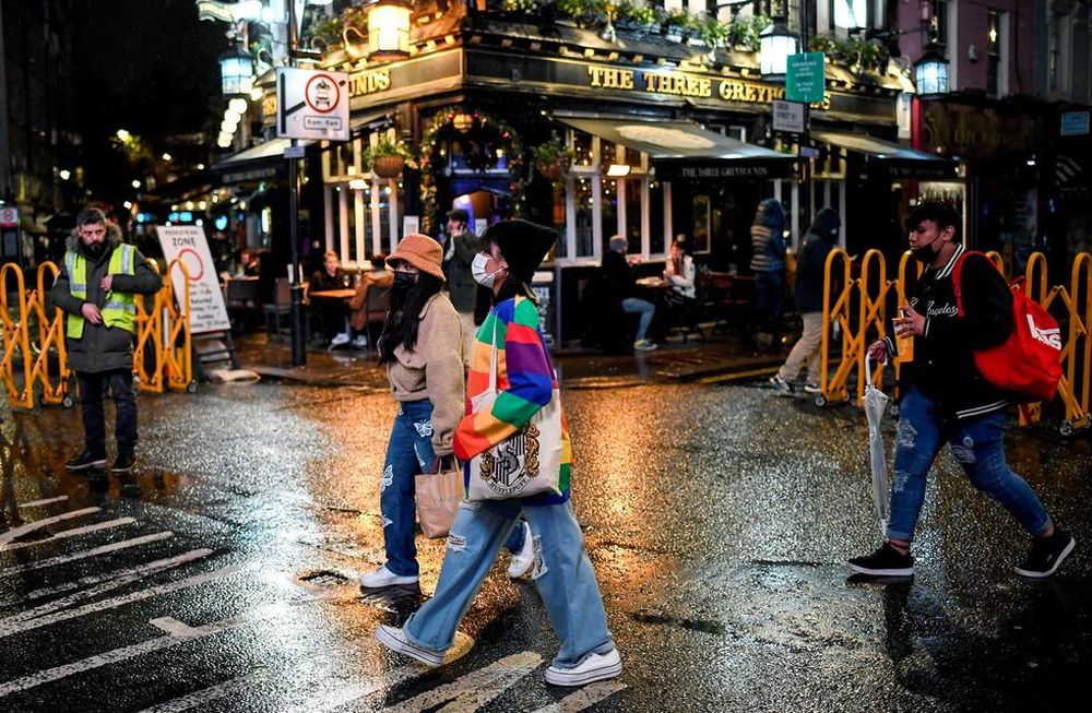 Por el rebrote, bares y restaurantes de Londres debieron cerrar sus puertas. / AP