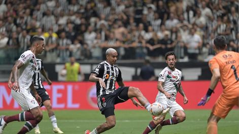 Deyverson de Mineiro marca un gol este miércoles, en el partido de vuelta de cuartos de final de la Copa Libertadores entre Atlético Mineiro y Fluminense en el estadio Arena MRV en Belo Horizonte (Brasil). EFE/ Joao Guilherme