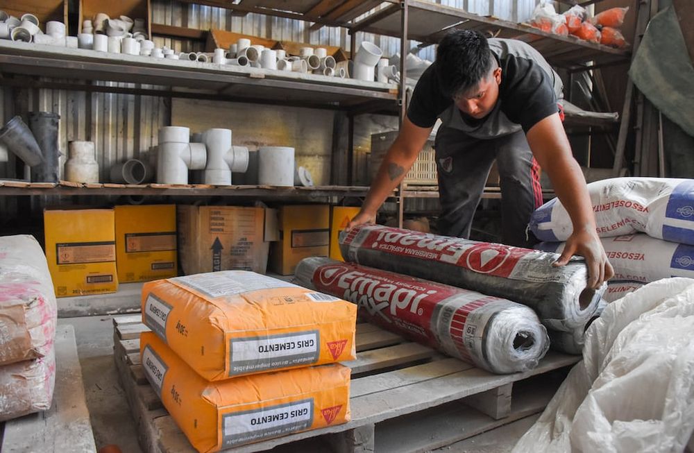 Faltantes y aumento en los materiales de construcción. “No se puede financiar, porque tampoco hay depósitos en Mendoza y dependemos de las compras que hacemos a Buenos Aires, señalaron desde un corralón. foto: Mariana Villa / Los Andes