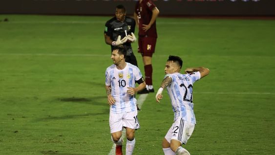 Lautaro Martínez y Lionel Messi festejan el primer tanto de Argentina, que venció en Caracas a Venezuela. (AP) Lautaro Martínez y Lionel Messi festejan el primer tanto de Argentina, que venció en Caracas a Venezuela. (AP)