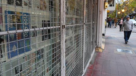 Local cerrado en calle Rivadavia. Por la crisis muchos comercios y otras empresas cerraron este año.