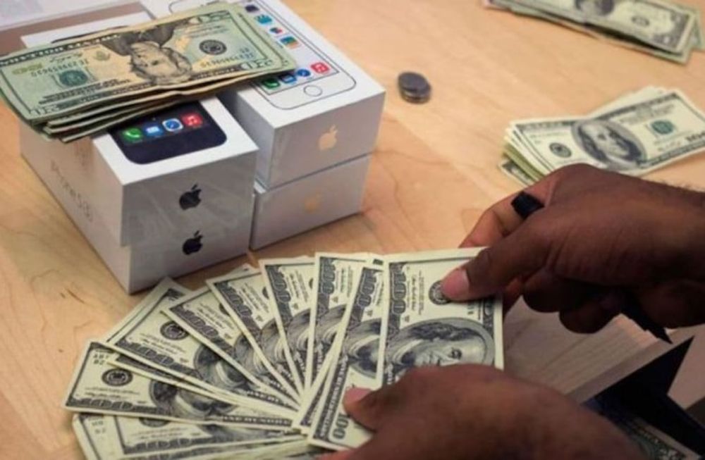 Dólar hoy: el blue volvió a desplomarse y se vende en $167