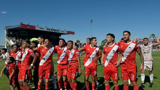 El Deportivo Maipú se clasificó a las semifinales de la Primera Nacional de Fútbol , luego de ganarle 2-0 a Temperley. / Los Andes. Foto: Orlando Pelichotti