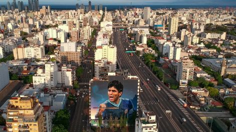 Los Andes | Diego Maradona cumpliría 62 años este domingo 30 de octubre y en su homenaje inauguran 2 murales gigantes en Buenos Aires. Martín Ron pintó este mural en Constitución. Foto EFE