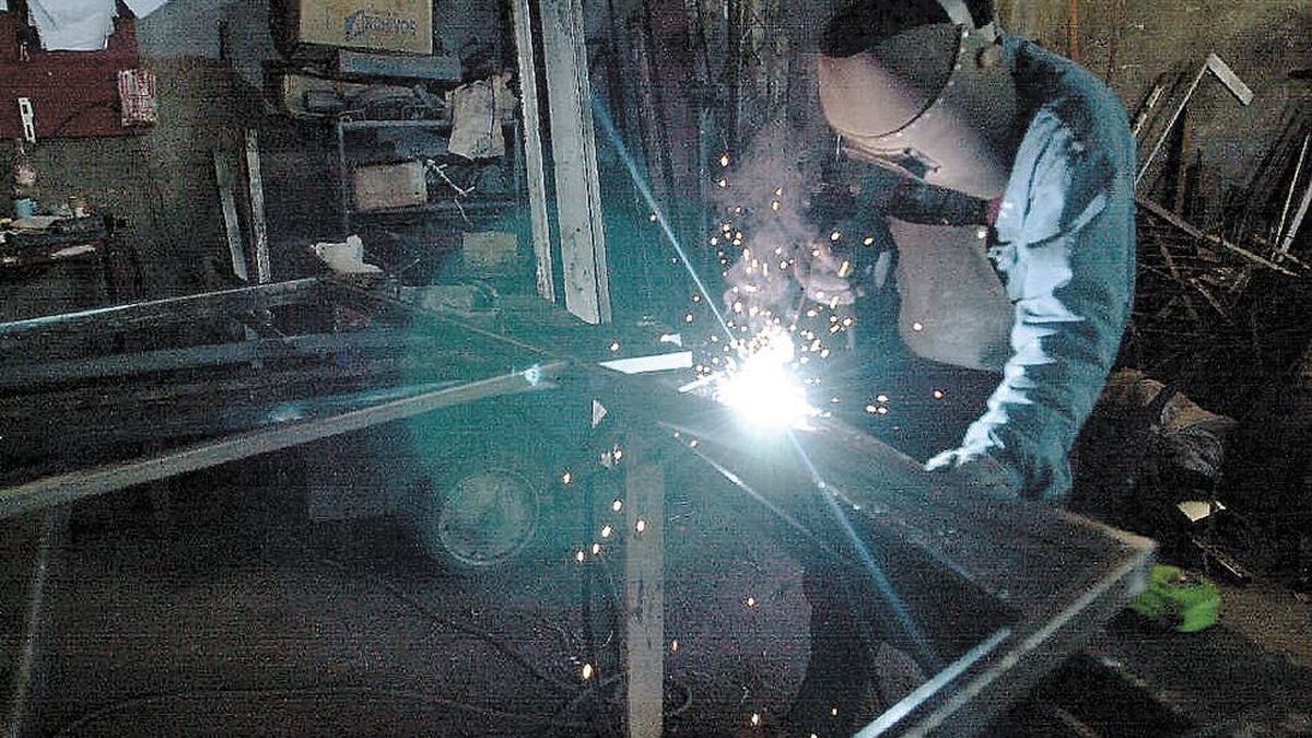 Freno en la actividad económica: cayó 2,6% en febrero ante el desplome de la industria y el comercio