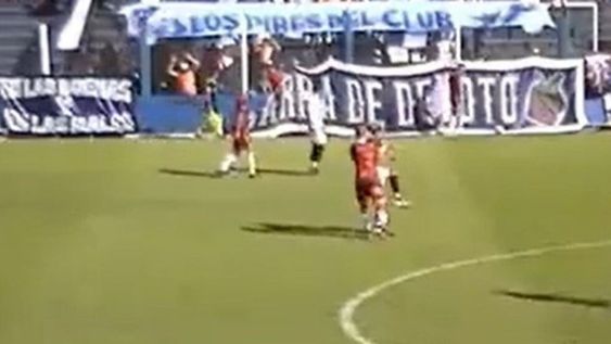 Pizarro agredió a Sánchez y dejó con uno menos a Sportivo Italiano en el empate 1-1 como visitante frente a Lamadrid. La piña recordó lo sucedido en aquel Flamengo-Vélez de 1995. / Gentileza.