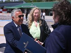 El gobernador Alfredo Cornejo junto al presidente Javier Milei y la secretaria de la Presidencia, Karina Milei
