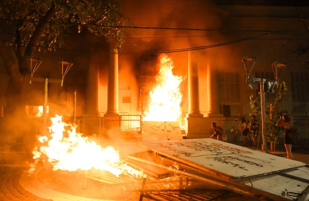 Sin control. Algunos manifestantes terminaron su marcha en la Legislatura y allí las roturas fueron graves. La multitudinaria movilización había partido en paz desde San Martín y Peatonal tres horas antes. Foto: Mariana Villa / Los Andes