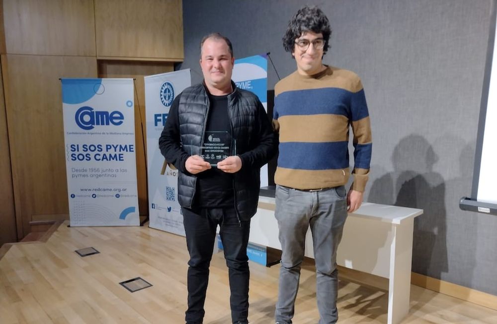 Gonzalo Bonino y Horacio Campos, de RollFood, empresa mendocina que elabora alimentos en base a plantas y que ganó la distinción de Joven Empresario Mendocino