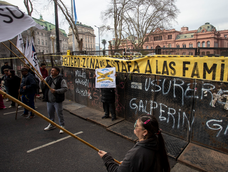 La CGT y las CTA marcharon al Ministerio de Economía y reclamaron un programa para refinanciar deudas.