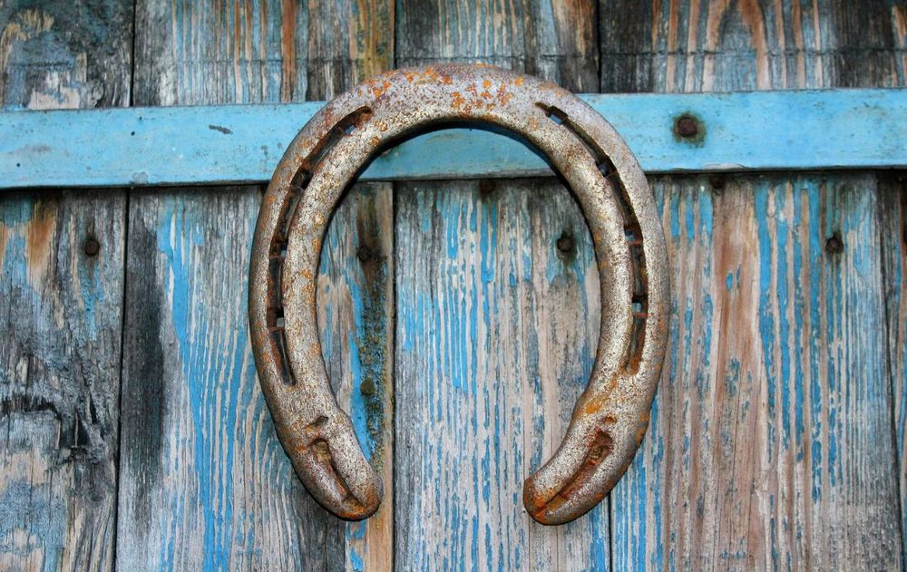 Tener una herradura en casa es un elemento importante para la energía positiva del ambiente y también enfrenta a las personas negativas.