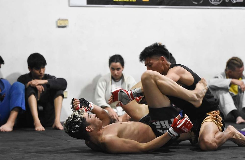 Luchadores de MMA, un deporte de artes marciales mixtas que crece en la provincia.