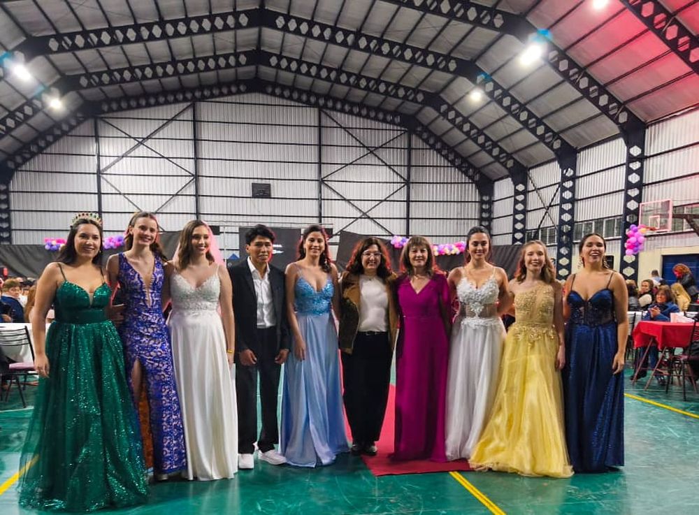 Rainhas e representantes de San Carlos compareceram ao evento beneficente no Eugenio Bustos Sports Center.