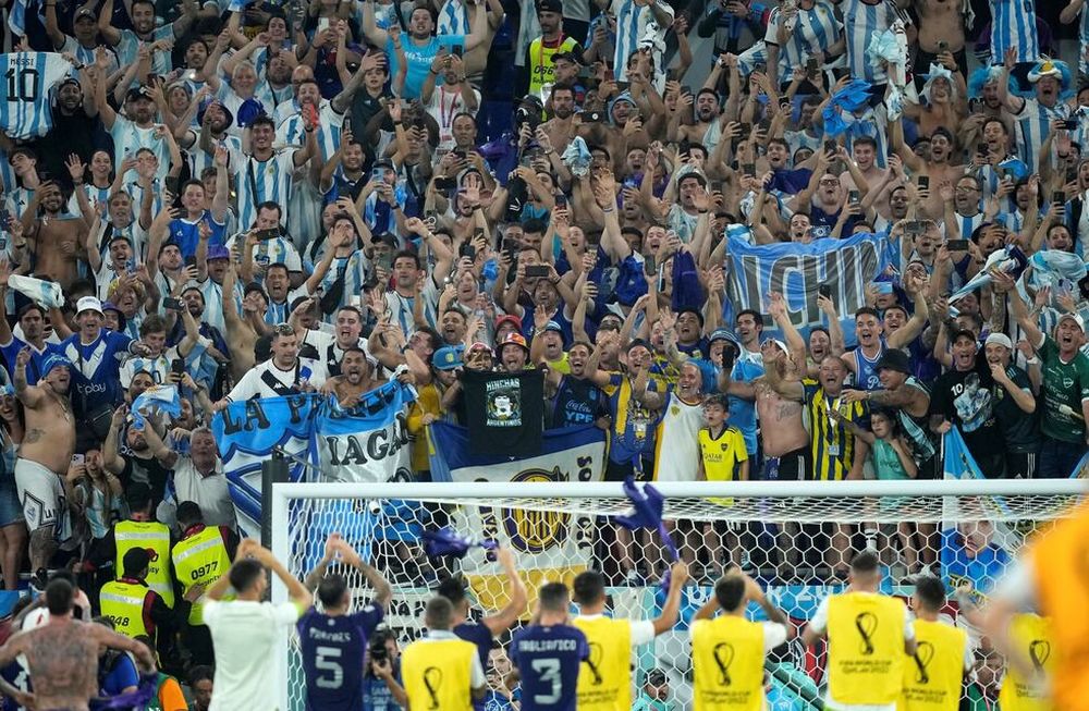 Los hinchas argentinos se hicieron escuchar en el partido Francia-Polonia.