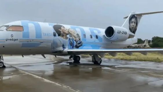 El miércoles 25 de mayo será la presentación del aeroplano en conmemoración al mejor futbolista de todos los tiempos. Juan Pablo Sorín, Juanse, Valeria Lynch entre otros, serán parte de la celebración. / Gentileza