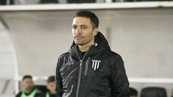 Fútbl Primera Nacional, Gimnasia y Esgrima de Mendoza vs. Almirante Brawn, en cancha de Gimnasia.Joaquín Sastre D.T. de Gimnasia	Foto: José Gutierrez / Los Andes