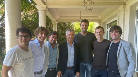 El expresidente Mauricio Macri, junto a el legislador porteño Darío Nieto, estuvieron esta tarde con Vitalik Buterin, el desarrollador de software y creador de Ethereum.