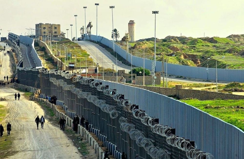 Mientras Israel difunde su plan a mediano y largo plazo en Gaza y para la población civil, Egipto refuerza su muro para impedir el paso de los palestinos al sur de la Franja.