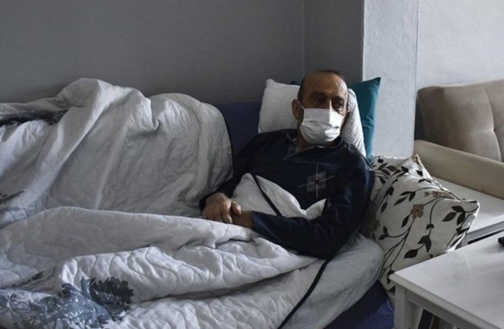 Un hombre con leucemia pide ayuda tras permanecer más de un año encerrado en su vivienda.