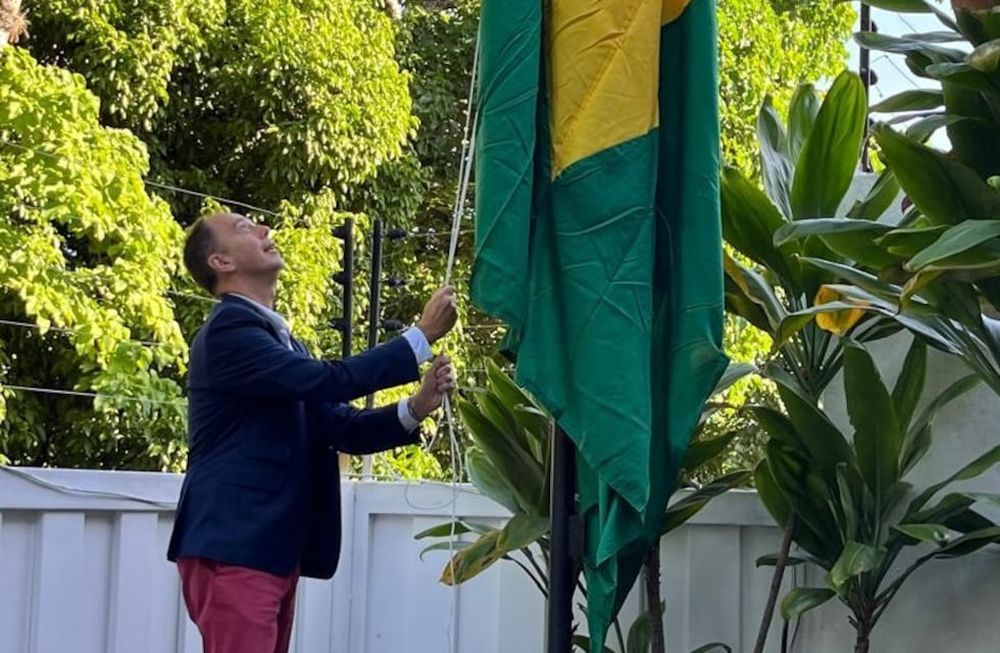 Ya fue izada la bandera de Brasil en la residencia de la embajada de Argentina en Caracas.