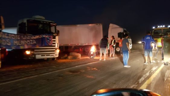 Conductores pertenecientes a la Asociación de Camioneros Unidos de Mendoza organizaron una protesta en la Ruta 7, a la altura de la destilería. / gentileza