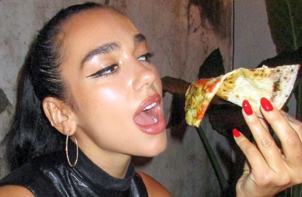 Dua Lipa disfruto de una pizza en Buenos Aires luego de su show. (Web).