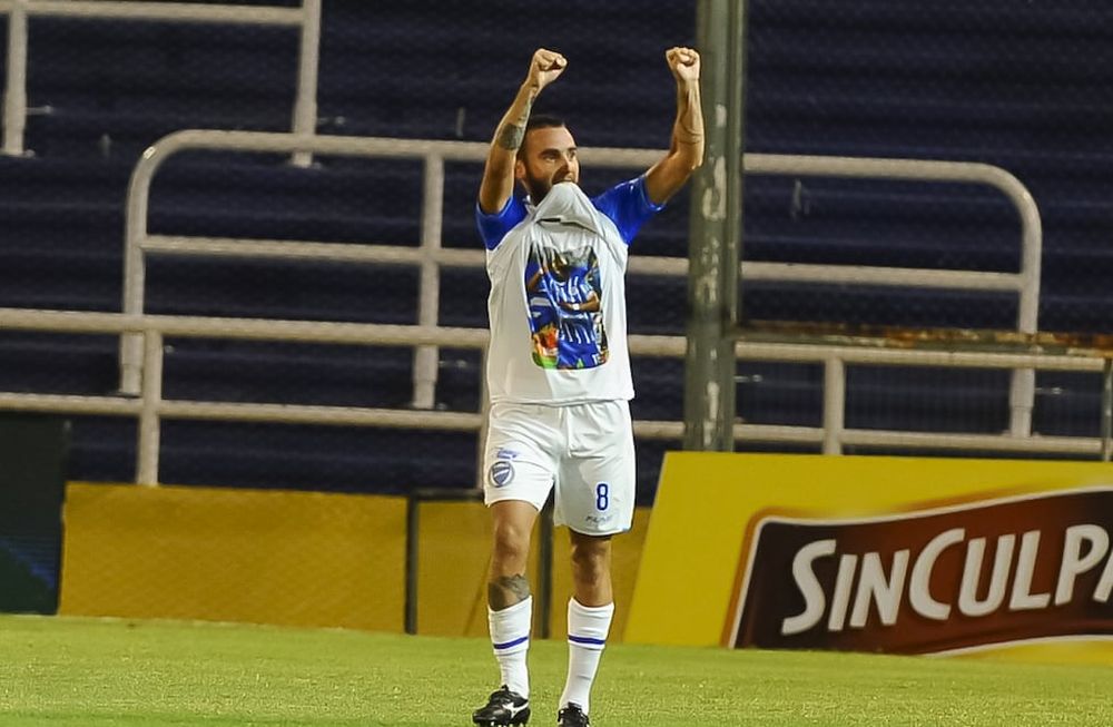 Prohibido olvidar. Tesuri festejó sus dos goles en el Gigante mostrando la imagen del Morro García. “Mientras pueda convertir, se lo dedicaré a él. No hay que olvidarlo”, dijo. / Télam