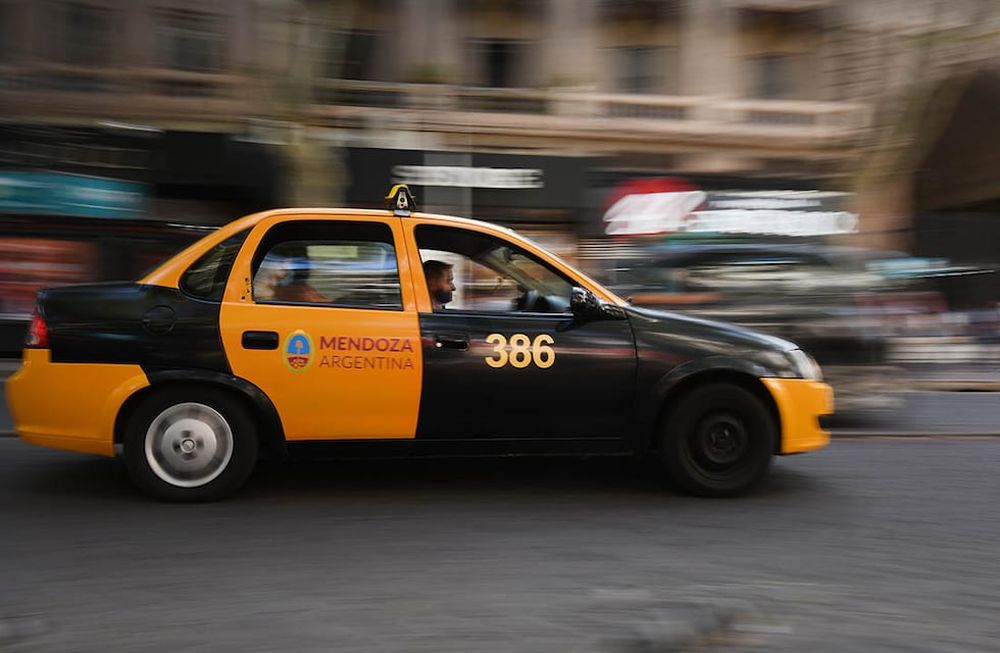 Taxis y remises de Mendoza piden que se aumenten las tarifas de bajada de bandera.Foto: José Gutierrez / Los Andes