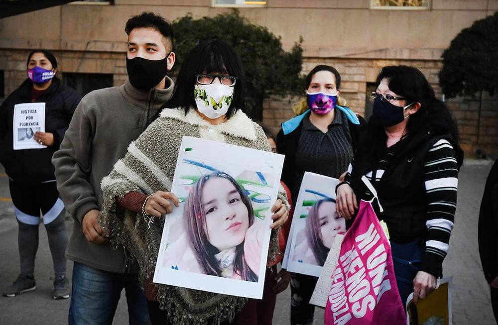 Juicio femicidio Florencia RomanoEn Tribunales Provinciales se realizó ayer el juicio abreviado a Pablo Arancibia por el femicidio de Florencia RomanoCristina Mopardo, mamá de Florencia, junto a su hijo y hermano de Florencia saliendo de Tribunales