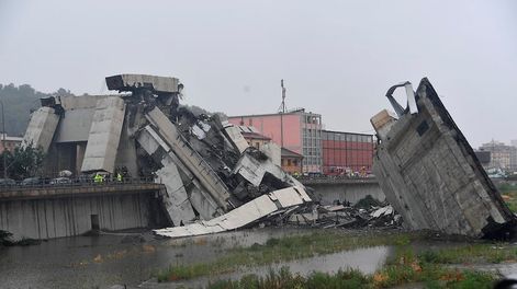 Videos: se derrumbó un puente en Italia, cayeron autos y hay más de 30 muertos
