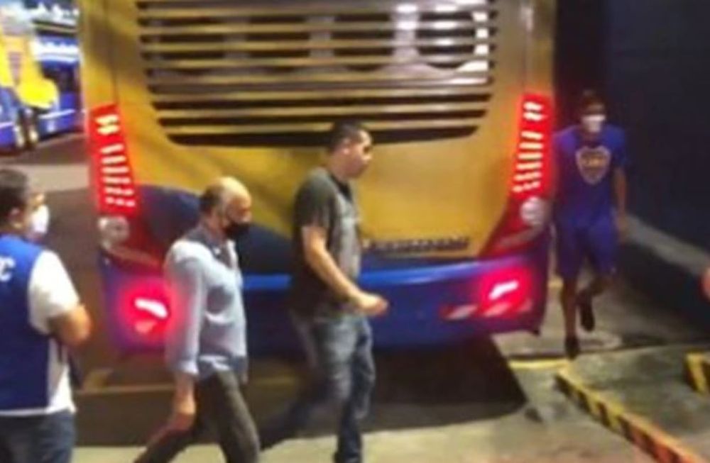 Boca perdió con el Lobo y Riquelme hizo que todos los jugadores, que ya estaban arriba del micro para irse del estadio, descendieran para hablar.