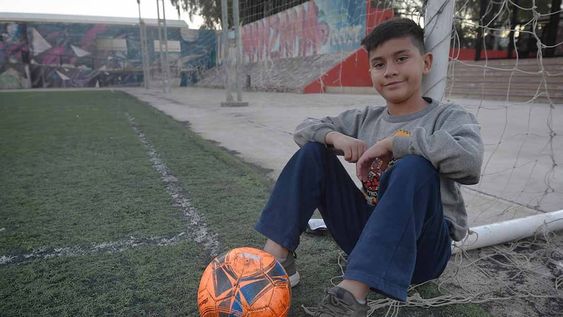 Michael González juega desde hace 3 años en la escuelita Academia Enzo, pero hace algunas semanas debió dejar ya que atraviesa una difícil enfermedad. Su familia atraviesa una difícil situación, por lo que necesitan ayuda de la comunidad. Foto:  José Gutierrez / Los Andes