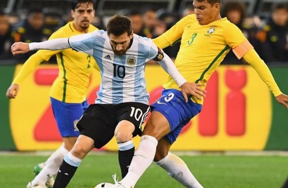 Messi y Thiago Silva, capitanes de Argentina y Brasil respectivamente. Unidos por una causa que favorecerá a los jugadores que militan en el fútbol de Europa.