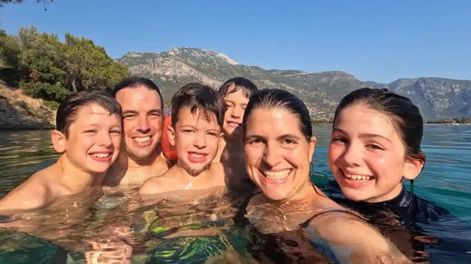 Una familia viaja por el mundo para que sus hijos conozcan todo lo posible antes de quedar ciegos.