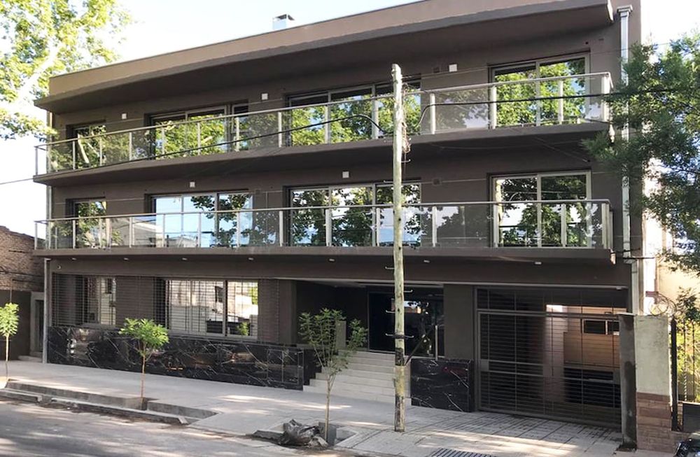Edificio Arizu, un edificio residencial de tres niveles ubicado en el Barrio Bombal.