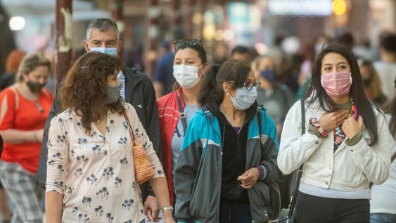 A pesar de la prohibición, resulta difícil creer que los mendocinos evitarán reunirse para celebrar en casas particulares. / Ignacio Blanco