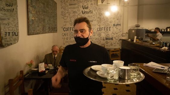 Los empleados del sector gastronómicos son algunos de los que tienen aumentos pendientes de 2021 y que se aplicarán con los próximos sueldos.