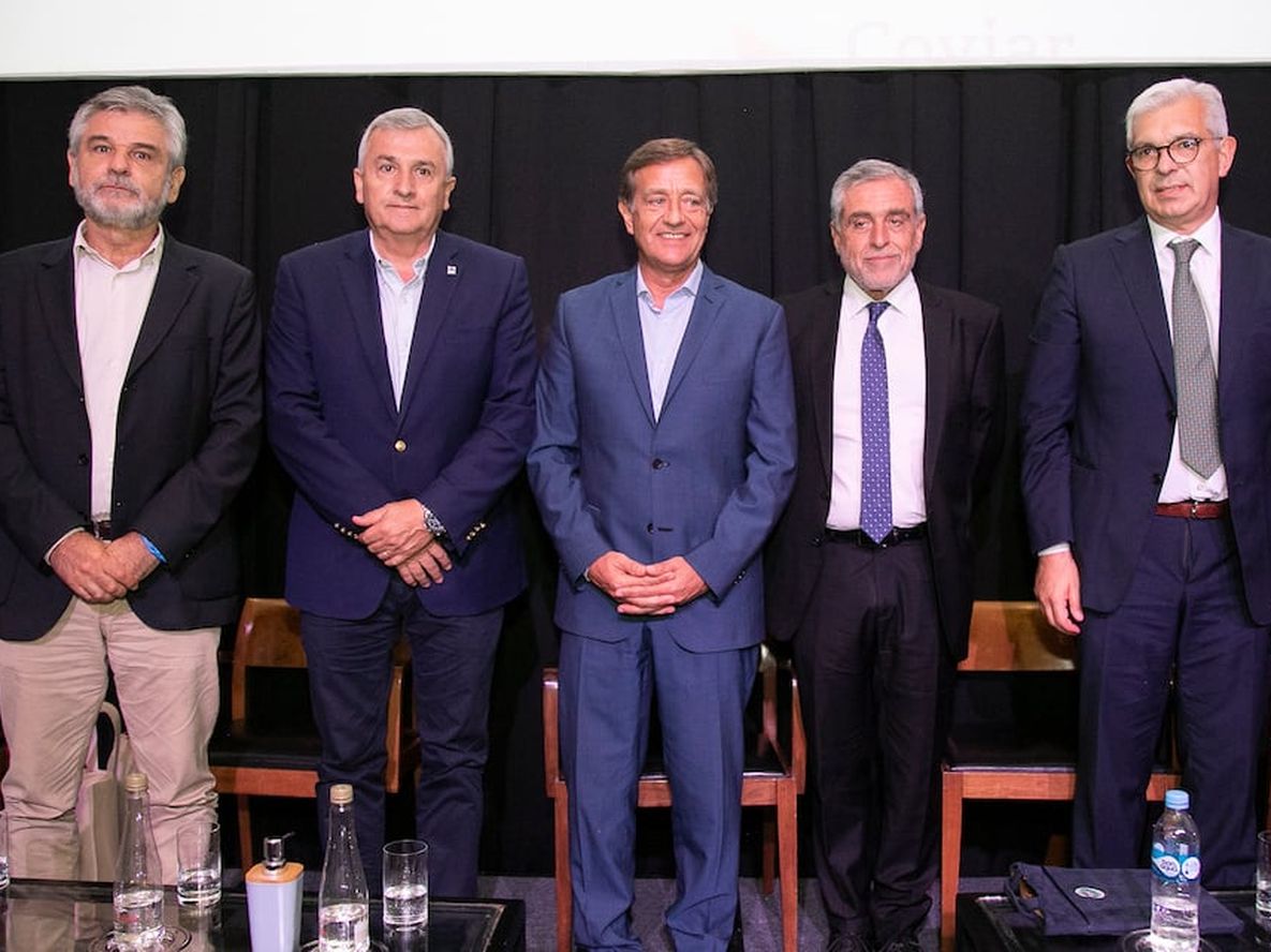 Daniel Filmus, ministro de Ciencia y Tecnología; Gerardo Morales, gobernador de Jujuy; Rodolfo Suarez, gobernador de Mendoza, José Alberto Zuccardi, presidente de COVIAR, y Julián Domínguez, Ministro de Agricultura de la Nación.