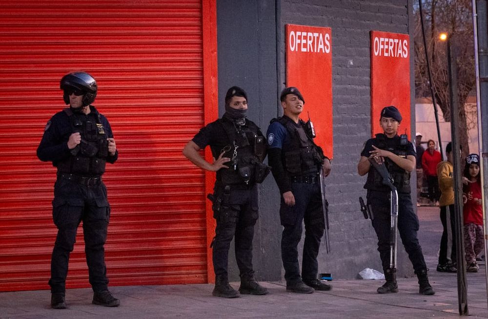 Un grupo de personas intentó saquear un supermercado Atomo de la calle Independencia y Laprida de Las Heras durante la tarde, pero la Policía logró detenerlos a tiempo. Sin embargo, se dispersaron y comenzaron a robar en negocios de la zona causando daños en vidrieras y saqueando a pequeños comercios.Foto: Ignacio Blanco / Los Andes