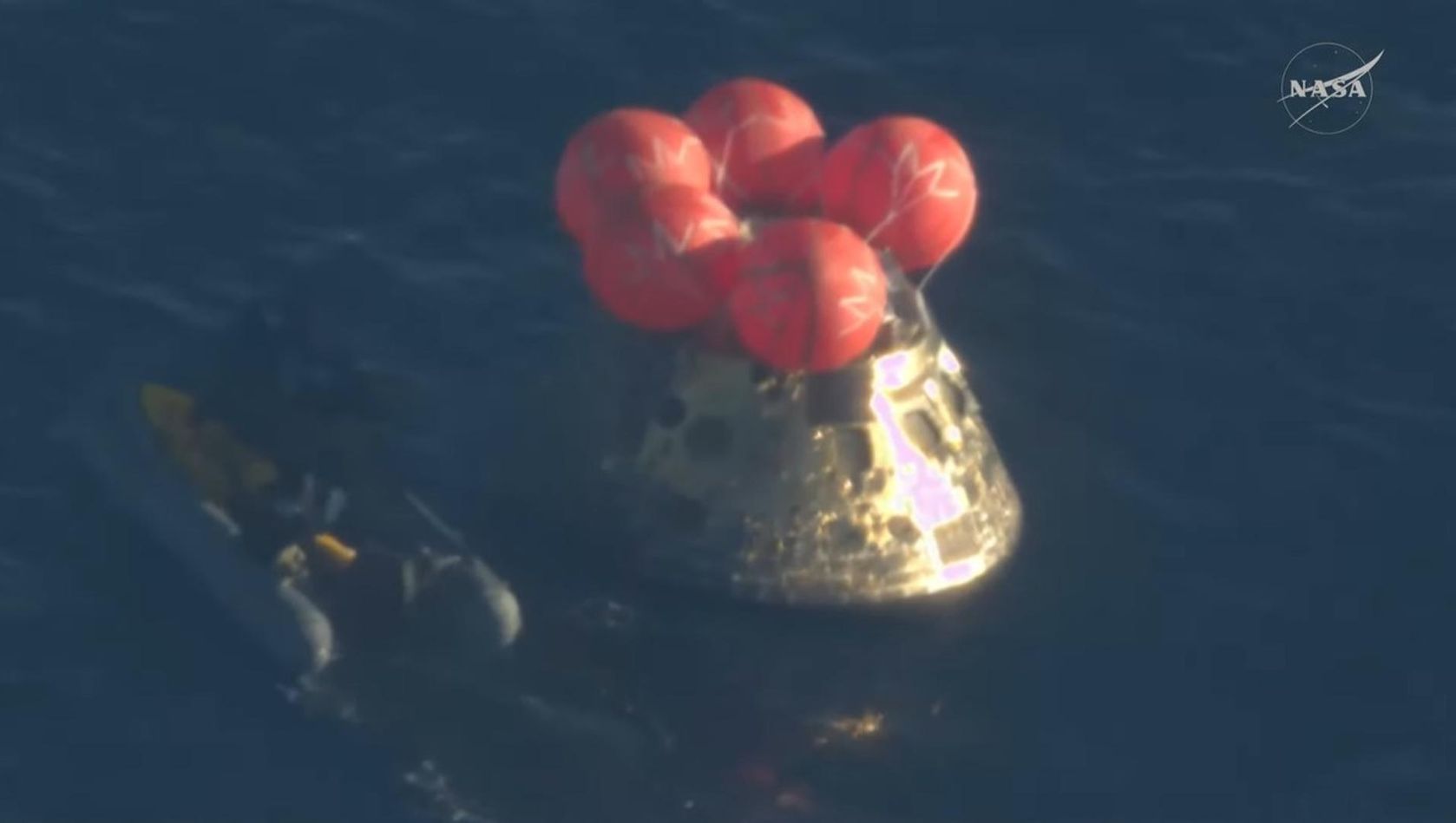 Captura de imagen de una transmisión de la NASA de la capsula Orión, con los tripulantes de Artemis II, luego de amerizar en el Pacífico este viernes.&nbsp;
